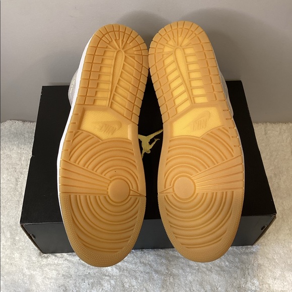 Air Jordan 1 Mid SE - Picture 5 of 11